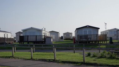Whitby yakınlarındaki bir tatil parkında ikamet eden statik karavanlar, Kuzey York Moors Ulusal Parkı 'nı ziyaret eden turistler için konforlu bir konaklama olanağı sağlıyor.