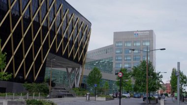 NEWCASTLE, İngiltere - 13 Haziran 2025 - Newcastle Üniversitesi 'ndeki Kentsel Bilimler binasının modern mimarisi Tyne, İngiltere