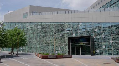 NEWCASTLE, UK - 13 Haziran 2025 - Kentsel Bilimler Binası 'nın modern cam cephesi, Newcastle Üniversitesi, Newcastle üzerine Newcastle, İngiltere