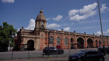 LEICESTER, İngiltere - 14 Haziran 2025 - Leicester Tren İstasyonu güneşli bir günde bulutlu bir gökyüzünün altında saat kulesiyle