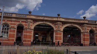 LEICESTER, İngiltere - 14 Haziran 2025 Birleşik Krallık 'taki Leicester Tren İstasyonu' na mavi gökyüzü altında giriş çıkış yapan yolcular