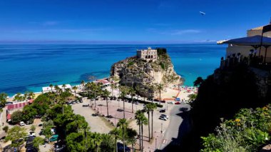 Santa Maria dell Isola 'nın panoramik manzarası turkuaz Tyrhenian Denizi' ne bakan bir uçurum ve Tropea, Calabria, Güney İtalya plajı.