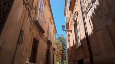 Tropea, Calabria, Güney İtalya 'da renkli binaları ve bir sokak lambası olan eski kasaba manzarası