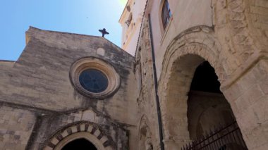 Tropea, Calabria 'daki Norman Katedrali' nin mavi gökyüzü ve gül rengi penceresi.