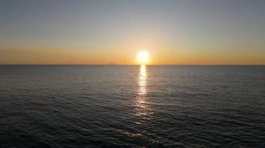 Güney İtalya 'nın Calabria kentinde ufuk çizgisinde Stromboli adasıyla Akdeniz' de güneş batıyor