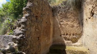 Güney İtalya 'nın Calabria kentinde ufuk çizgisinde Stromboli adasıyla Akdeniz' de güneş batıyor