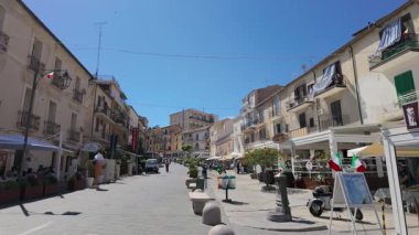 TROPEA, İtalya - 2 Haziran 2025 Tropea, Calabria 'da büyüleyici Corso Vittorio Emanuele' nin tadını çıkaran turistler ve yerliler