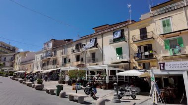 TROPEA, İTALYA - 2 Haziran 2025 - Corso Vittorio Emanuele, Tropea, Calabria, İtalya 'da turistlerle yürüyor, fotoğraf çekiyor ve hediyelik eşya dükkanları ve restoranların keyfini çıkarıyor
