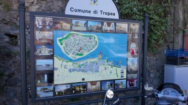 TROPEA, İTALYA - 2 Haziran 2025 - Tropea, Calabria 'nın turistik haritası, ilginç noktalar ve anıtların resimleri
