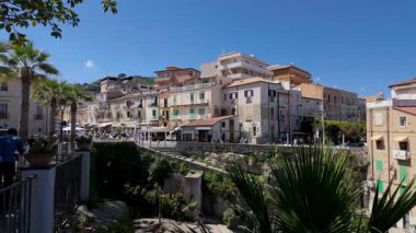 TROPEA, İTALYA - 2 Haziran 2025 - Corso Vittorio Emanuele, Tropea, İtalya 'da güneşli bir günde turistlerin gezdiği ve yerel mağazaların ve restoranların keyfini çıkardığı