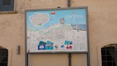 TROPEA, İTALYA - 2 Haziran 2025 - Tropea, Calabria, İtalya 'da bir duvarda sergilenen bir turizm haritasının kapanışı, eski kasaba ve liman bölgesi hakkında bilgi sağlıyor