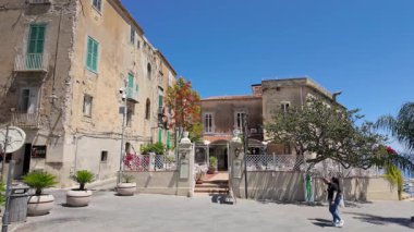 TROPEA, İtalya - 2 Haziran 2025 - İtalya 'nın Calabria şehrinde popüler bir turizm merkezi olan Tropea' da açık masaları olan hoş bir restoran,