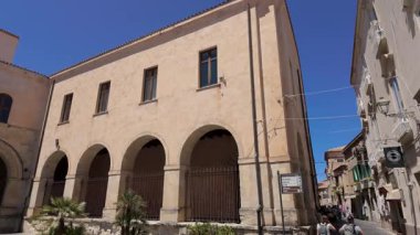 TROPEA, İtalya - 2 Haziran 2025 Tropea, Calabria, İtalya 'da yürüyen turistler güneşli bir yaz gününde Norman Katedrali' ne hayran kaldılar.