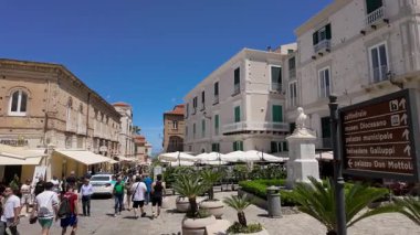 TROPEA, İTALYA - 2 Haziran 2025 - Tropea 'nın ana caddesi olan Corso Vittorio Emanuele' de dükkanları, barları ve restoranlarıyla yürüyen turistler