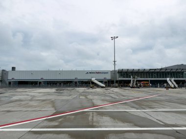 HAHN, GERMANY - 1 Haziran 2025 - Frankfurt Hahn Havalimanı ana binası Triwo logosu Rhineland Palatinate, Almanya 'da bulutlu bir gökyüzünün altında