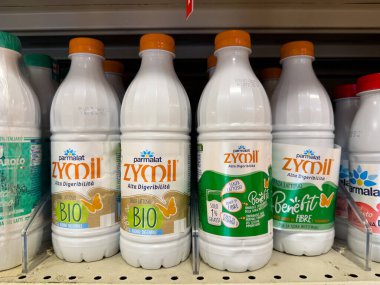 CALABRIA, ITALY - 4 Haziran 2025 - Birkaç Parmalat Zymil süt şişesi, hem biyolojik hem de lifli, bir süpermarket rafında satılmaya hazırdır.