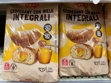 CALABRIA, İtalya - 4 Haziran 2025 Buğday kruvasanları bal dolu, yağsız ve palmiye yağsız, Coop süpermarketinde satılan, İtalyan perakende zinciri