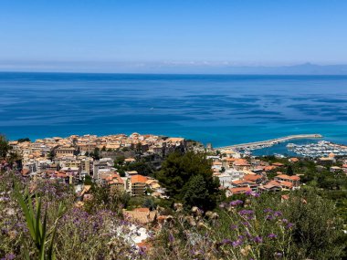 Tropea 'nın panoramik manzarası. Güney İtalya, Calabria' daki Tyrhenia Denizi 'ne bakan bir uçuruma tünemiş büyüleyici bir kasaba.