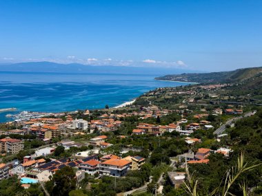 Tropea 'nın panoramik manzarası, Güney İtalya, Calabria, Tyrhenian Denizi' nin turkuaz sularına bakan bir uçuruma tünemiş büyüleyici bir kasaba.