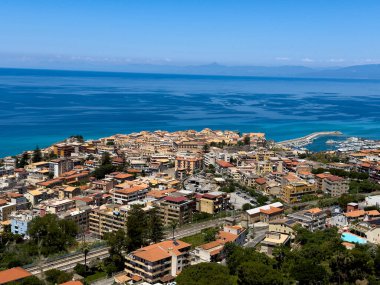 Tropea 'nın havadan görünüşü, Güney İtalya Calabria' daki Tyrhenian Denizi 'ne bakan bir uçuruma tünemiş büyüleyici bir kasaba.