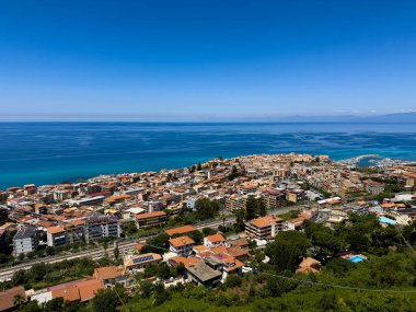 Tropea 'nın havadan görünüşü, Güney İtalya Calabria' daki Tyrhenian Denizi 'ne bakan bir uçuruma tünemiş büyüleyici bir kasaba.