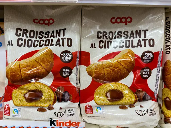 CALABRIA, İtalya - 4 Haziran 2025 Coop markasından paketlenmiş çikolatalı kruvasanlar, çikolata kremi ve doymuş yağ içeriğiyle dolu bir süpermarket rafında sergileniyor.