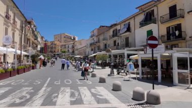 TROPEA, İtalya - 2 Haziran 2025 Tropea 'nın ana caddesi olan Corso Vittorio Emanuele' de güneşli bir yaz gününde yürüyen insanlar