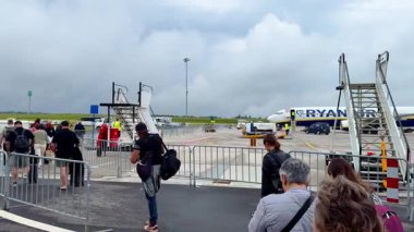 HAHN, GERMANY - 1 Haziran 2025 - Frankfurt Hahn Havaalanı 'nda Ryanair uçağına binmeyi bekleyen yolcular