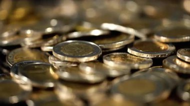 Birçok Avro sikkesi tasarruf, zenginlik veya yatırımı simgeleyen büyük bir yığın oluşturuyor