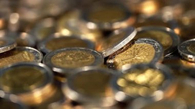 Birçok Avro sikkesi tasarruf, zenginlik veya yatırımı simgeleyen büyük bir yığın oluşturuyor