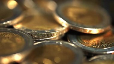 Birçok Avro sikkesi tasarruf, zenginlik veya yatırımı simgeleyen büyük bir yığın oluşturuyor