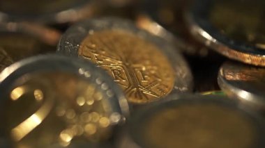 Birçok Avro sikkesi tasarruf, zenginlik veya yatırımı simgeleyen büyük bir yığın oluşturuyor