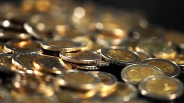 Birçok Avro sikkesi tasarruf, zenginlik veya yatırımı simgeleyen büyük bir yığın oluşturuyor