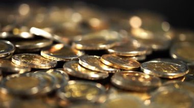 Birçok Avro sikkesi tasarruf, zenginlik veya yatırımı simgeleyen büyük bir yığın oluşturuyor