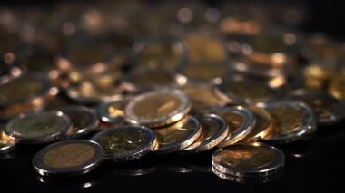 Birçok Avro sikkesi tasarruf, zenginlik veya yatırımı simgeleyen büyük bir yığın oluşturuyor