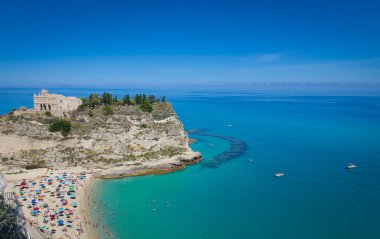 Santa Maria dell Isola Sığınağı ve Calabria, Güney İtalya 'da popüler bir turizm beldesi olan Tropea' nın güzel plajı.