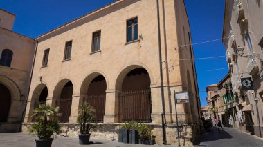 TROPEA, ITALY - 2 Haziran 2025 - Tropea, İtalya, arka planda Chiesa di San Demetrio ile büyüleyici tarihi merkezi keşfediyor