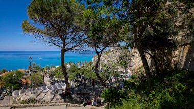 TROPEA, İtalya - 2 Haziran 2025 Tropea, Calabria, Güney İtalya 'da güzel güneşli bir günün tadını çıkaran turistler
