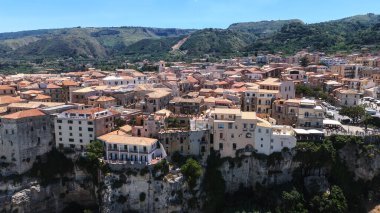 Tropea 'nın havadan görünüşü, Güney İtalya' nın Calabria kentindeki Tyrhenian Denizi 'ne bakan bir uçuruma tünemiş renkli evleri ve çarpıcı kıyı manzarası olan büyüleyici bir kasaba.
