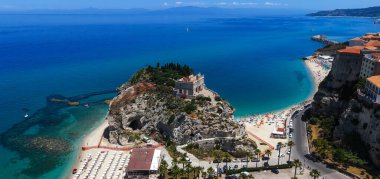 Santa Maria Dell Isola Sığınağı 'nın Tropea, Calabria sahiline bakan bir uçurum manzarası.