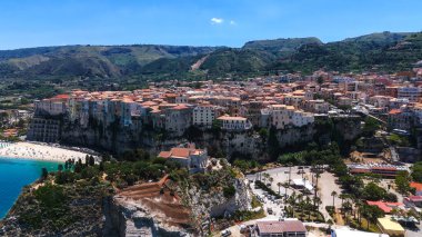 Tropea 'nın havadan görünüşü, Güney İtalya, Calabria' daki Tyrhenia Denizi 'nin turkuaz sularına bakan bir uçuruma tünemiş büyüleyici bir kasaba.