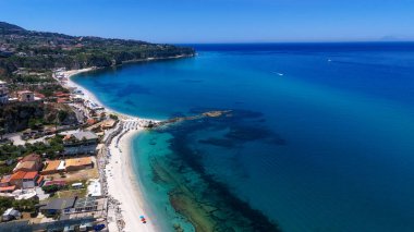 İtalya, Calabria 'da büyüleyici bir kıyı kasabası olan Tropea' nın hava manzarası çarpıcı turkuaz sularını, güzel plajlarını ve güzel sahil şeridini vurguluyor.