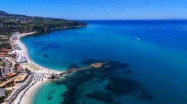 Güney İtalya, Calabria 'da güneşli bir yaz gününde Tropea plajının ve sahil şeridinin nefes kesici manzarası.