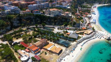 Tropea, Calabria 'nın havadan görünüşü, şehir, sahil, turkuaz deniz ve uçurum kenarındaki binalar