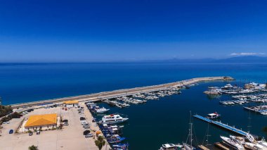Tropea limanının temiz bir gökyüzü altındaki rıhtımlı hava manzarası, Calabria, Güney İtalya