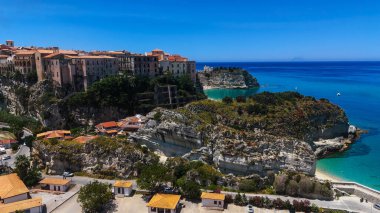Tropea 'nın havadan görünüşü, güney İtalya, Calabria, Tyrhenian Denizi' nin berrak sularına bakan bir uçuruma tünemiş büyüleyici bir kasaba.