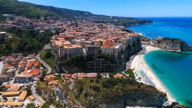 Tropea 'nın havadan panoramik manzarası, kayalıklara tünemiş canlı evler, Tyrhenian Denizi, Calabria, Güney İtalya' nın turkuaz sularına bakıyor.