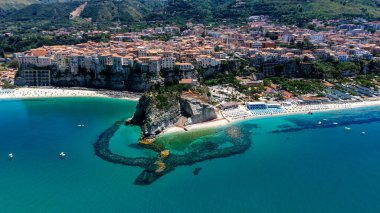 Tropea, Calabria, Güney İtalya 'nın havadan görünüşü, turkuaz deniz, kumlu sahil ve uçuruma bakan evler.