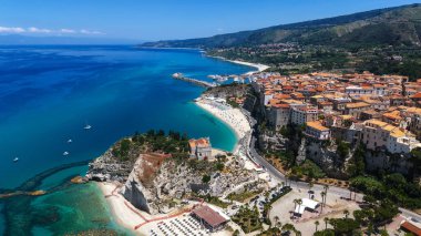 Tropea 'nın havadan görünüşü, Calabria' daki Tiren Denizi 'nin turkuaz sularına bakan bir uçuruma tünemiş büyüleyici bir kasaba.