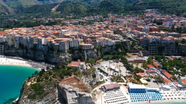 İtalya 'nın Calabria kentindeki Tropea' nın havadan görünüşü. Uçurumlara konmuş renkli evleri var. Tiren Denizi 'nin güzel turkuaz sularına bakıyor.